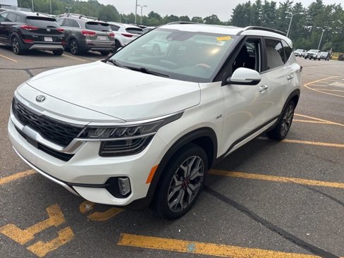 Certified 2021 Kia Seltos SX w/ SX Sunroof Package image 4