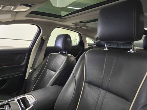 Used 2019 Jaguar XJ R-Sport image 21