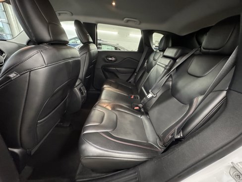 Used 2019 Jeep Cherokee Trailhawk image 18