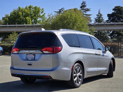 Used 2018 Chrysler Pacifica Limited w/ Advanced Safetytec Group image 4
