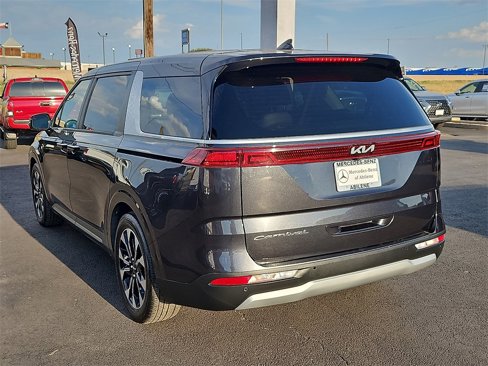 Used 2022 Kia Carnival EX image 5