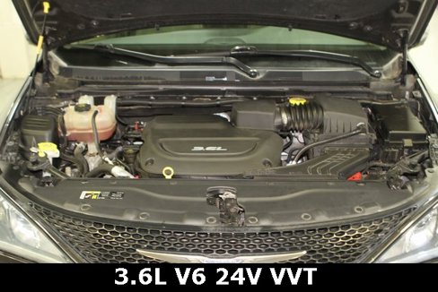 Used 2017 Chrysler Pacifica Limited image 3