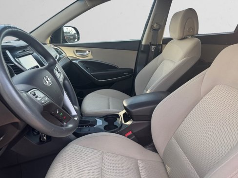 Used 2017 Hyundai Santa Fe SE image 9