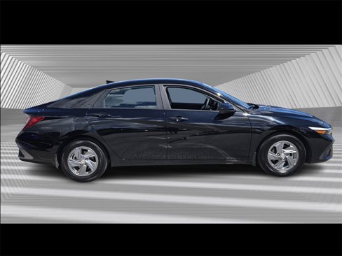 Certified 2024 Hyundai Elantra SE image 3