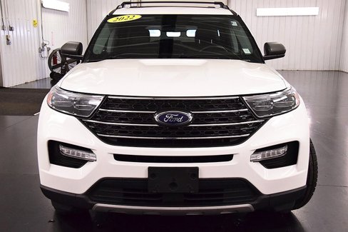 Used 2022 Ford Explorer XLT w/ Equipment Group 202A image 2
