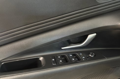 Used 2025 Hyundai Elantra SEL image 11