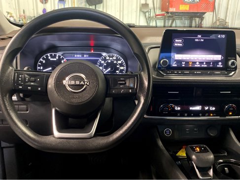 Used 2022 Nissan Rogue SV image 4