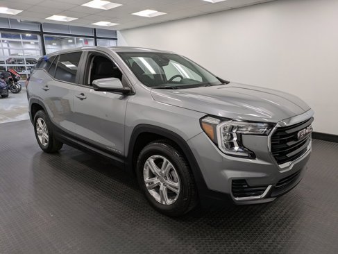 Used 2024 GMC Terrain SLE image 3