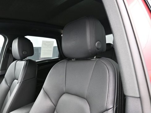 Used 2025 Porsche Macan image 16