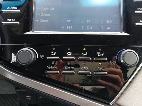 Used 2018 Toyota Camry LE image 14