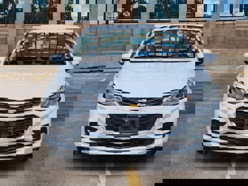 Used 2018 Chevrolet Cruze LT w/ Convenience Package image 2