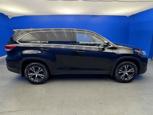 Used 2017 Toyota Highlander LE image 8