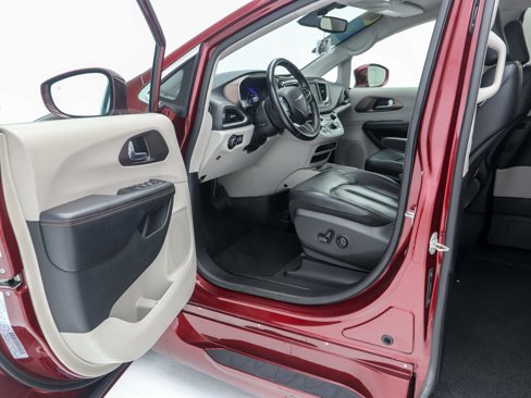 Used 2018 Chrysler Pacifica Touring-L image 18