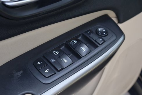 Used 2019 Jeep Cherokee Latitude w/ Popular Appearance Group image 11