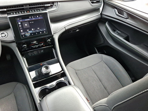 Used 2023 Jeep Grand Cherokee Laredo image 16