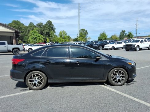 Used 2018 Ford Focus SE w/ SE Appearance Package image 4
