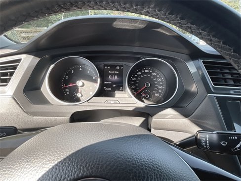 Used 2018 Volkswagen Tiguan SE w/ Panoramic Sunroof Package image 11