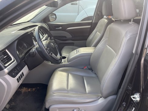 Used 2017 Toyota Highlander XLE image 5
