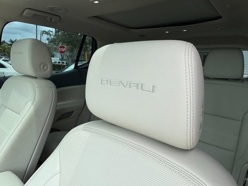Used 2022 GMC Acadia Denali w/ Denali Ultimate Package image 19