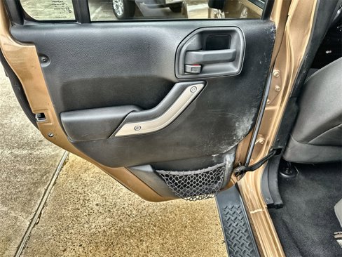 Used 2015 Jeep Wrangler Unlimited Sahara w/ Connectivity Group image 15