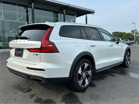 Used 2020 Volvo V60 T5 Cross Country image 6