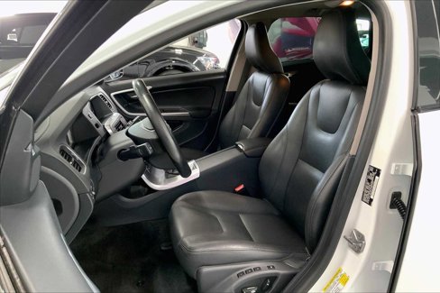 Used 2018 Volvo V60 T5 Cross Country image 10