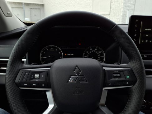 New 2025 Mitsubishi Outlander SE image 10