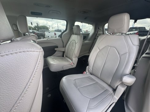 Used 2017 Chrysler Pacifica Touring-L Plus image 12