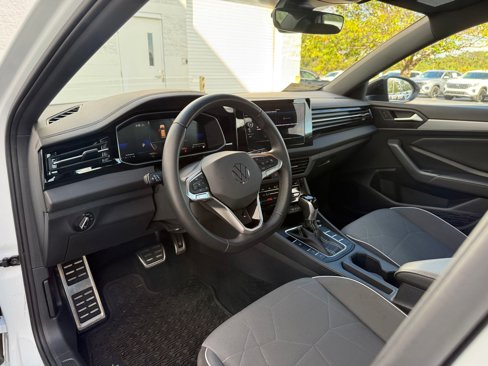 Used 2025 Volkswagen Jetta Sport image 4