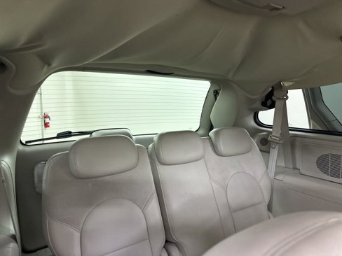 Used 2005 Chrysler Town & Country Limited image 21