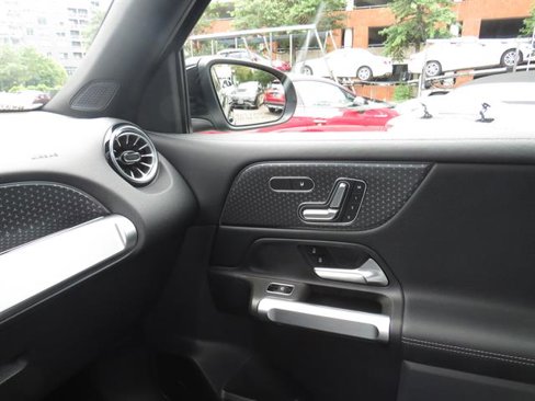 Used 2024 Mercedes-Benz GLB 250 4MATIC image 16