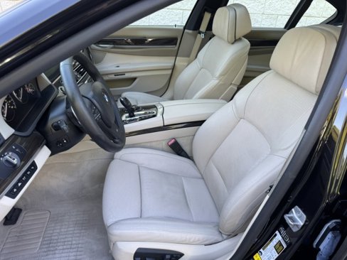 Used 2013 BMW 750i xDrive image 7