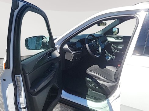 New 2025 Jeep Grand Cherokee Altitude image 24