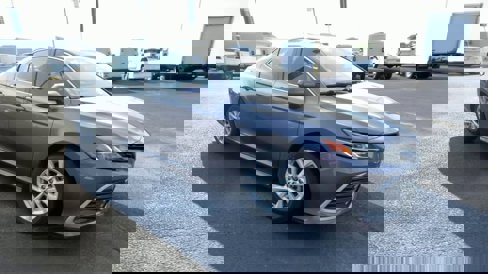 Used 2021 Toyota Camry LE image 2