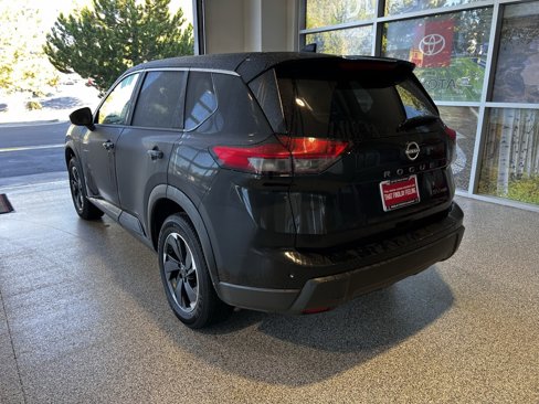 Used 2024 Nissan Rogue SV image 5