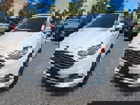 Used 2018 Ford Fusion SE w/ Equipment Group 201A image 2