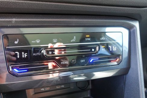 Used 2024 Volkswagen Tiguan SE w/ Panoramic Sunroof Package image 24