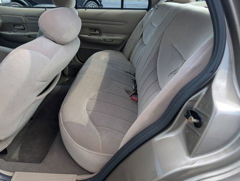 Used 2002 Ford Crown Victoria image 9