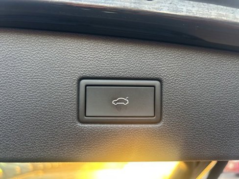 Used 2022 Volkswagen Tiguan SE R-Line image 21