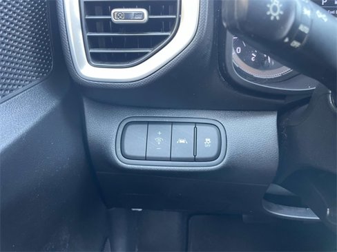 Used 2022 Hyundai Venue SEL image 31