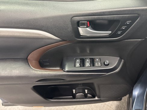 Used 2017 Toyota Highlander Limited image 21