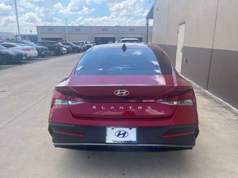 Certified 2025 Hyundai Elantra SE image 3