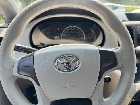 Used 2014 Toyota Sienna L image 26