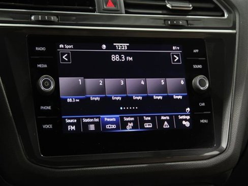 Used 2022 Volkswagen Tiguan SE image 11