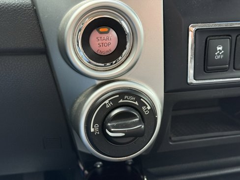 Used 2017 Nissan Titan SV image 18