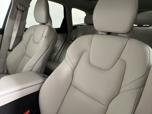 Used 2023 Volvo XC60 B5 Core image 14