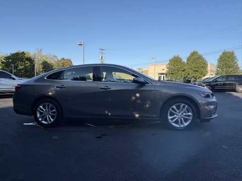 Used 2017 Chevrolet Malibu LT image 8