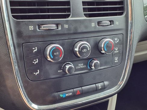 Used 2018 Dodge Grand Caravan SE w/ UConnect Hands-Free Group image 10