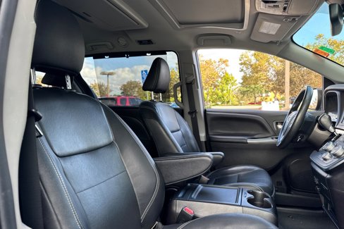 Used 2019 Toyota Sienna SE image 32