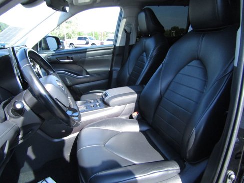 Used 2021 Toyota Highlander XLE image 10